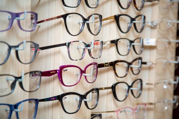 OPTICS – Optica medicala Baia Mare ,comercializeaza ochelari de vedere,de soare,lentile,lentile de contact,accesorii