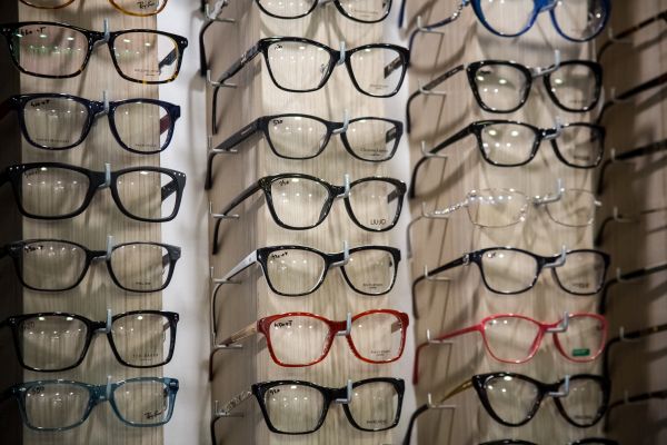 OPTICS – Optica medicala Baia Mare ,comercializeaza ochelari de vedere,de soare,lentile,lentile de contact,accesorii